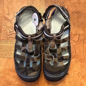NWOT JBU sneaker sandal, camouflage green, 8.5
